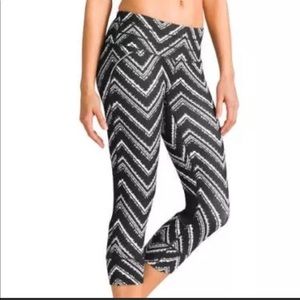 Athleta Zig Zag Black White Leggings Capri Small